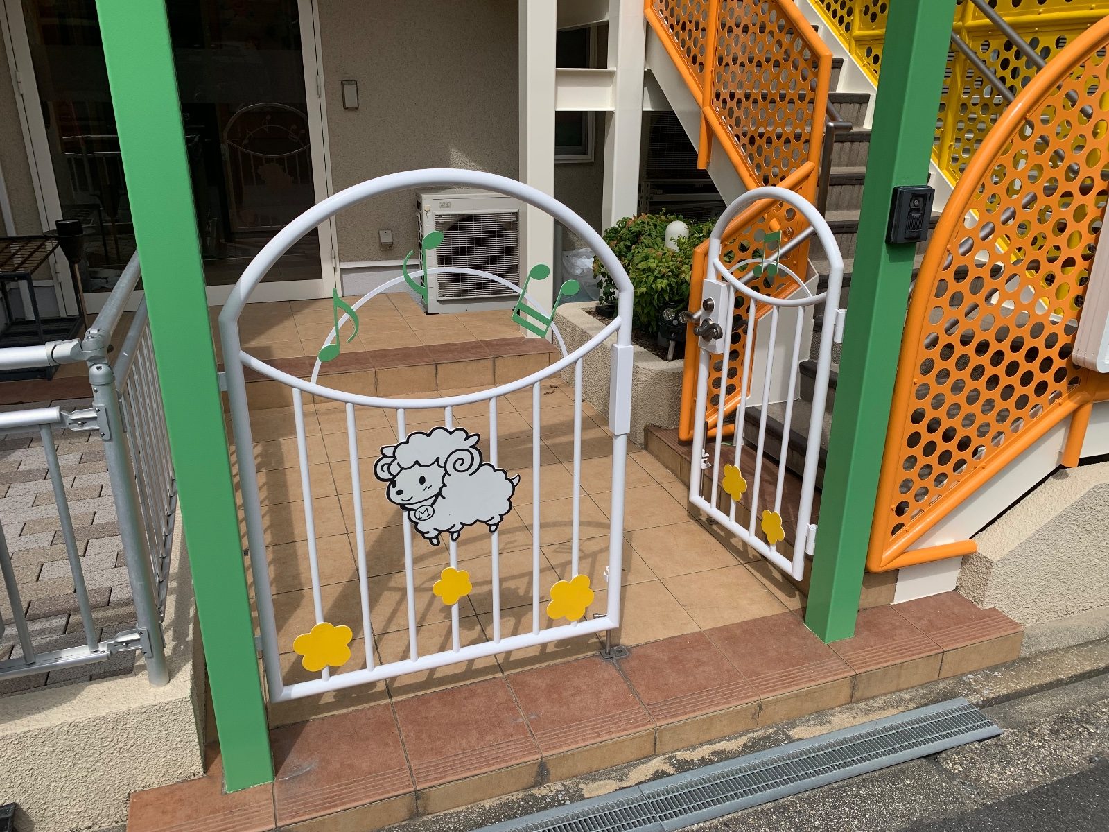 大阪市の幼稚園で鉄部塗装｜階段や手すりの施工事例をご紹介